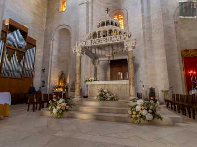 Di fronte a noi il ciborio, il baldacchino in pietra che sovrasta l�altare, che fu rifatto ex-novo nel 900 (sul modello di quello della Basilica di San Nicola di Bari) perch� l�antico impianto era stato rovinato dalle apposizioni barocche